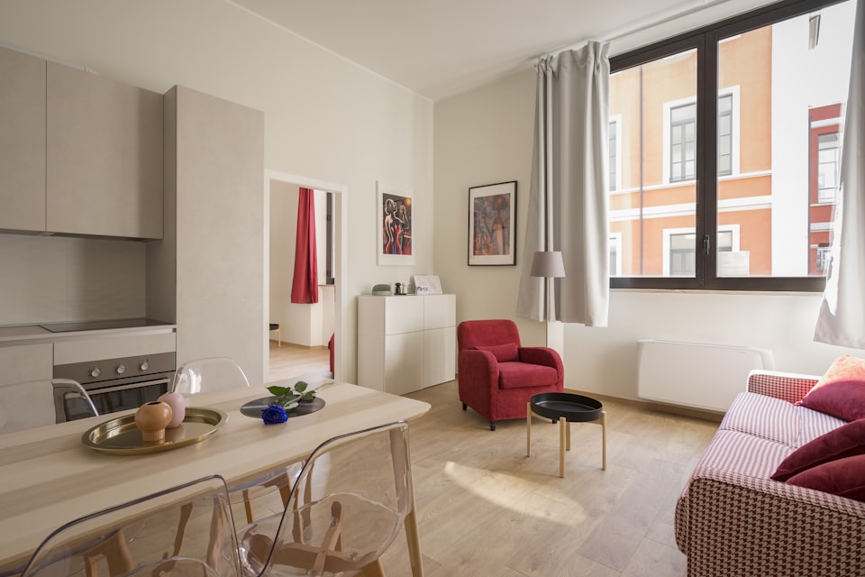 Sala y cocina integradas en un apartamento compacto tipo estudio