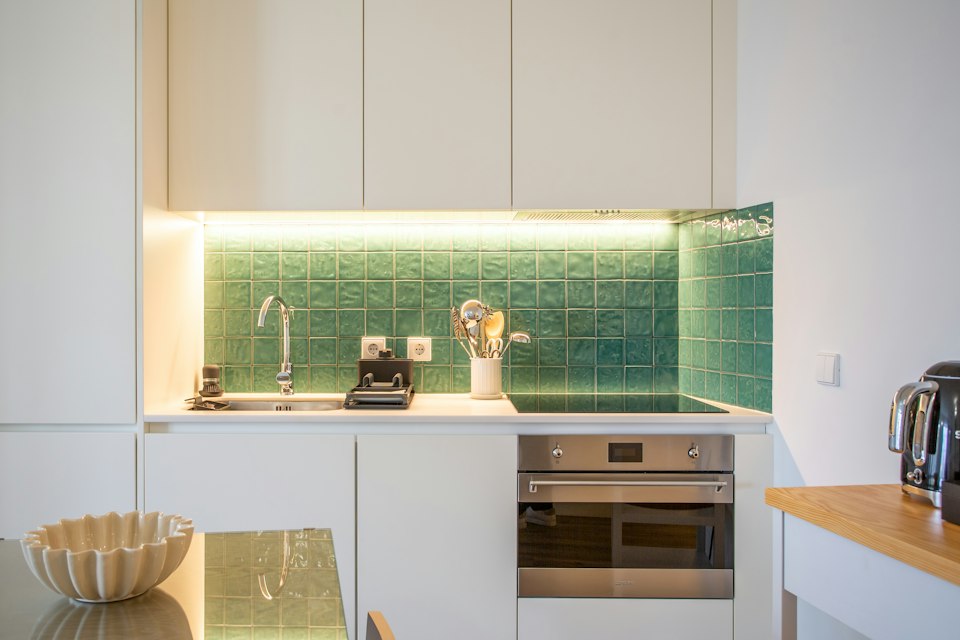 Cocina compacta remodelada con enchape de color en un apartamento pequeño
