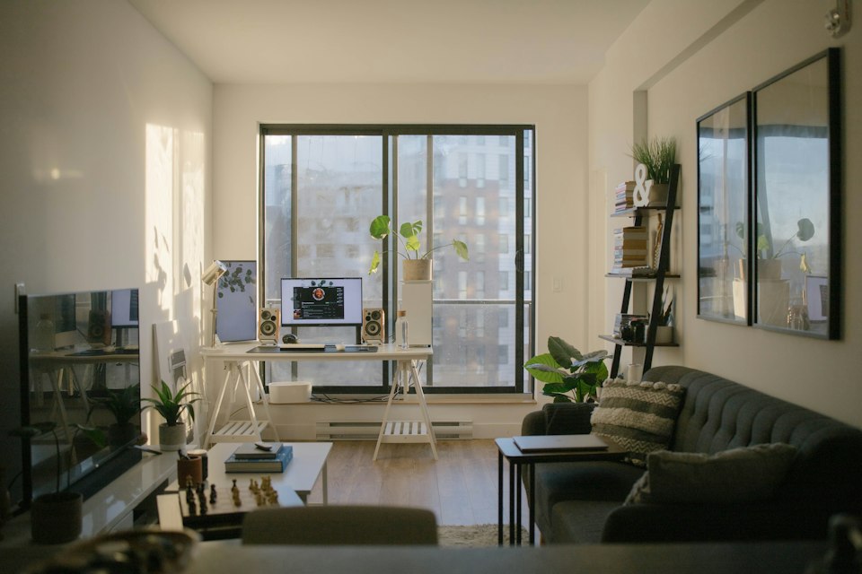 Sala de un apartamento pequeño con vista a la ciudad