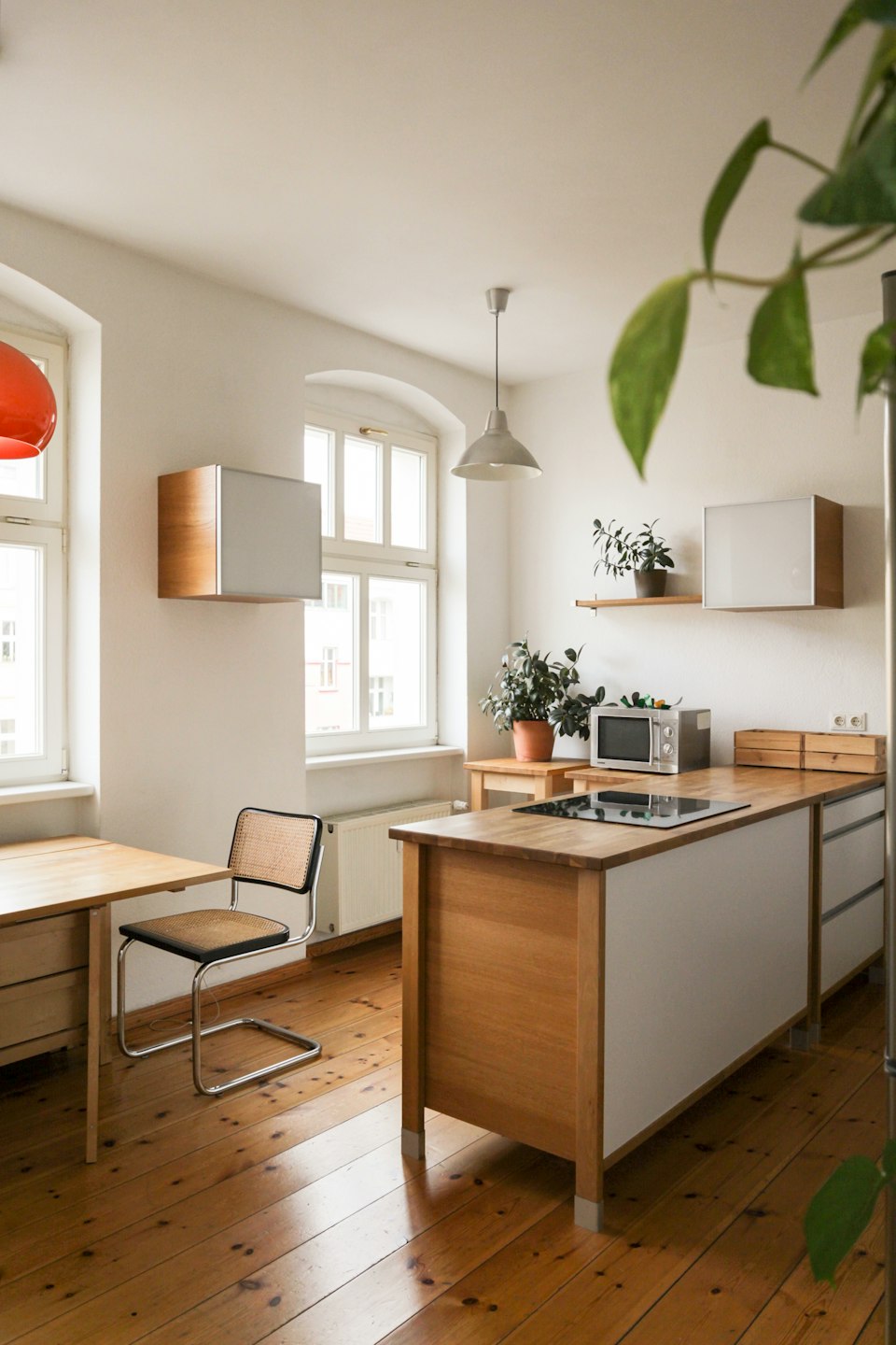 Cocina integral compacta en un apartamento pequeño