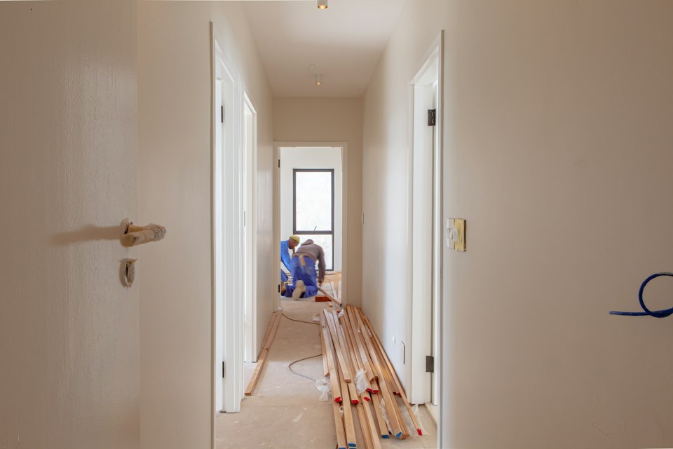 Apartamento pequeño en obra gris con instalación de piso en proceso