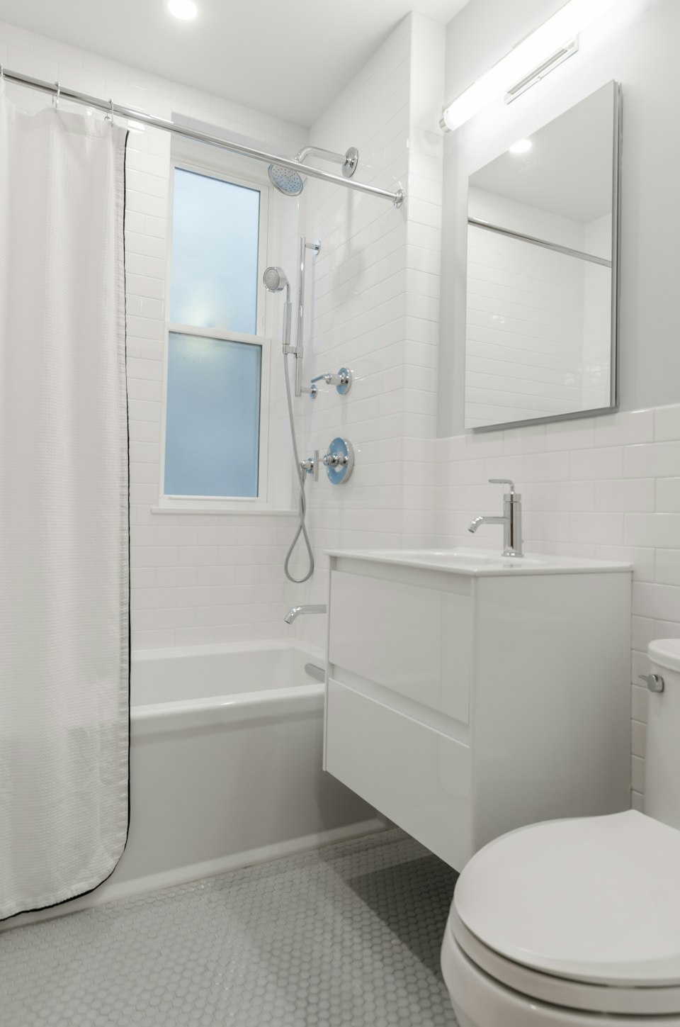 Baño remodelado en un apartamento compacto