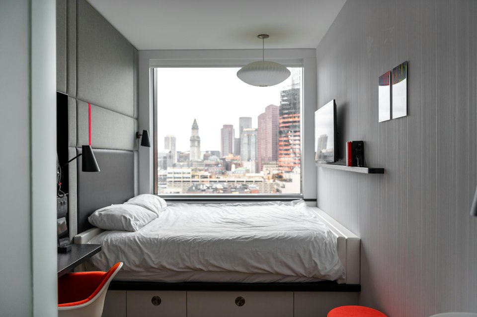 Habitación compacta remodelada con vista a la ciudad